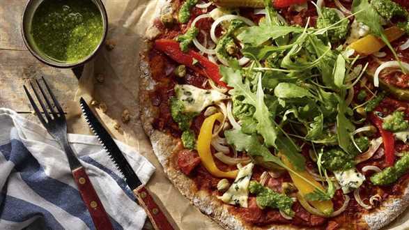 Razowa pizza kresowa z pieczonymi warzywami i ziołowym pesto